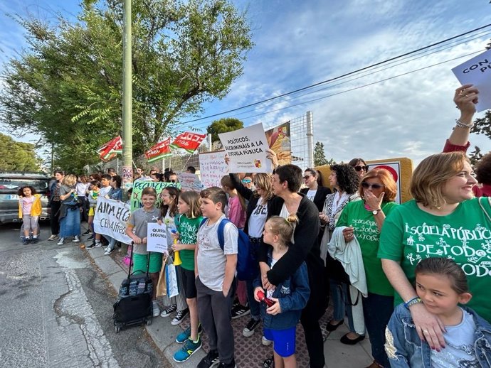 Concentración contra la supresión de una línea de Infantil en el CEIP Alfredo Cazabán.