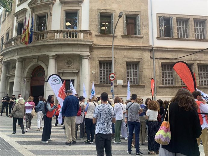 Funcionarios de Justicia de baleares se concentran en el Juzgado de Guardia de Palma