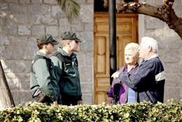 Agentes de la Guardia Civil con ancianos.