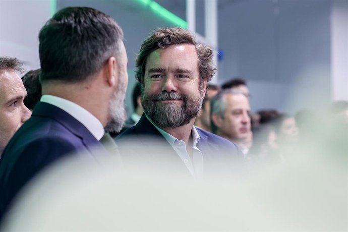 El líder de Vox, Santiago Abascal (i) y el portavoz nacional del partido en el Congreso, Iván Espinosa de los Monteros (d), durante una rueda de prensa