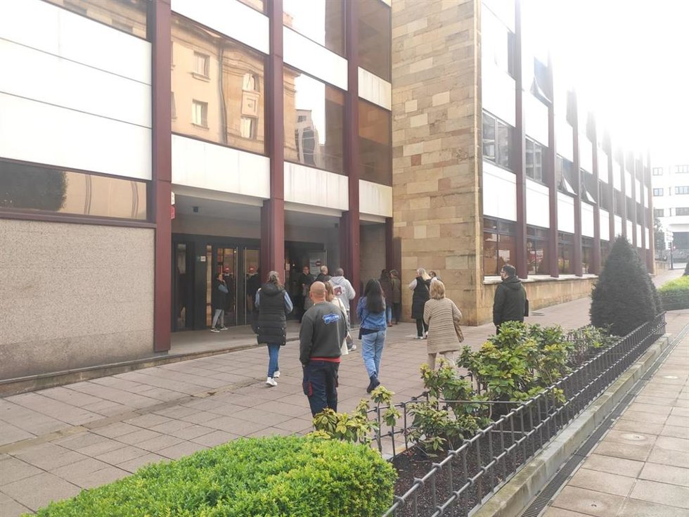Archivo - Personas esperando para hacer la declaración de Hacienda