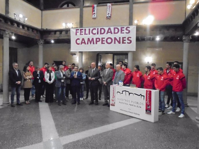 El presidente en funciones de la Diputación de Segovia, Miguel Ángel de Vicente, recibe a la plantilla del Viveros Herol Nava, tras su ascenso a la liga Asobal de balonmano.