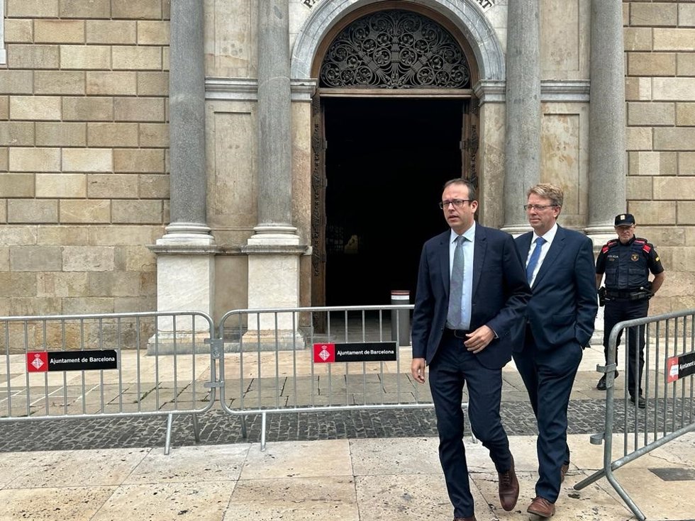 El secretario general adjunto del PDeCAT, Marc Solsona, y el portavoz del partido en el Congreso, Ferran Bel, salen del Palau de la Generalitat tras reunirse con el presidente Pere Aragons