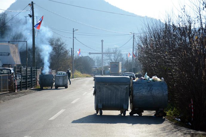 Archivo - MITROVICA (KOSOVO), Dec. 30, 2022  -- A view of roadblock is seen in Rudare village, near the city of Mitrovica, north Kosovo on Dec. 29, 2022.   Serbs in Kosovo and Metohija Province agreed to start removing road barricades, Serbian President