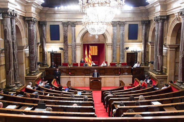 El Parlamento condena a Raquel Sánchez por liderar Renfe y Adif en Cataluña El suplente Ferran Estruch presenta la moción en el Pleno.