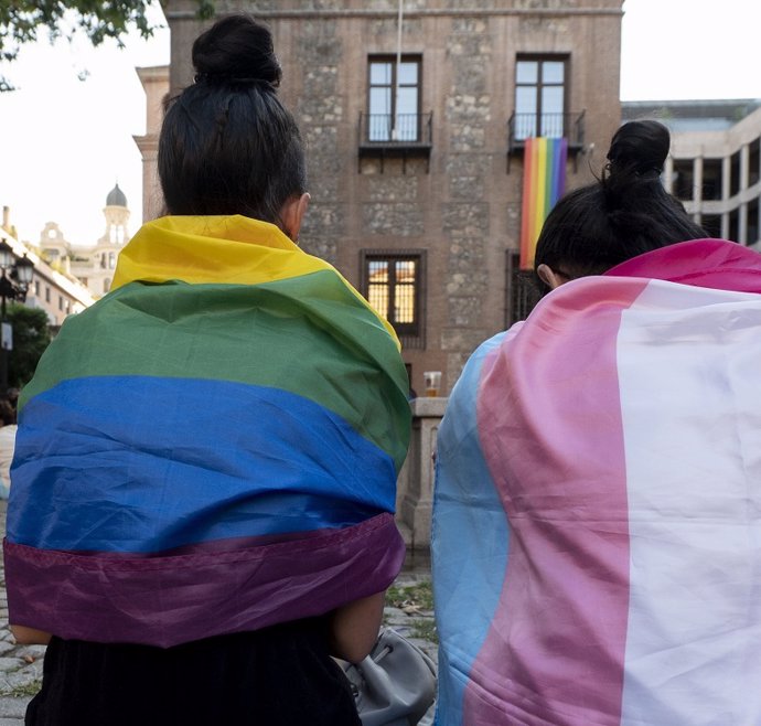 Archivo - Jóvenes con banderas LGTBI y Trans