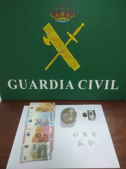 Droga y dinero incautado por la Guardia Civil