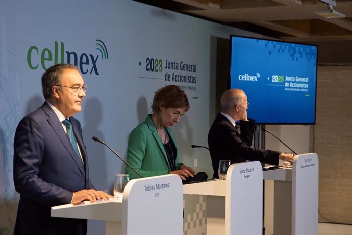 (I-D) El consejero delegado, Tobías Martínez; la presidenta de Cellnex, Anne Bouverot, y el director de Asuntos Corporativos de Cellnex, Toni Brunet, a 1 de junio de 2023, en Madrid (España). 
