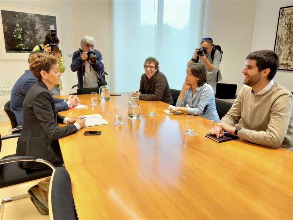 María Chivite y Ramón Alzórriz (PSN), en una reunión con Begoña Alfaro, Carlos Guzmán e Íñigo Rudi (Contigo Navarra), para abordar la formación del Gobierno foral.