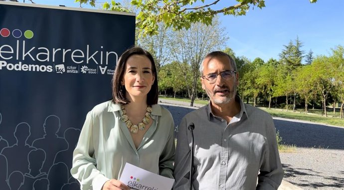 Los cabezas de lista de Elkarrekin Podemos en Vitoria y Álava, Garbiñe Ruiz y David Rodríguez