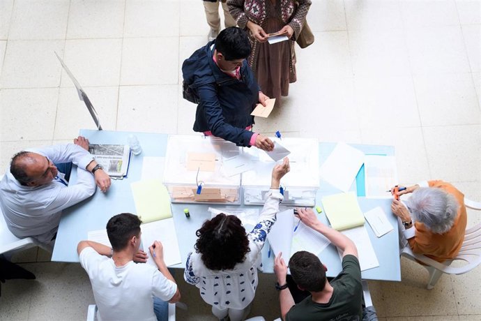 Varias peronas ejercen su derecho al voto.- Archivo