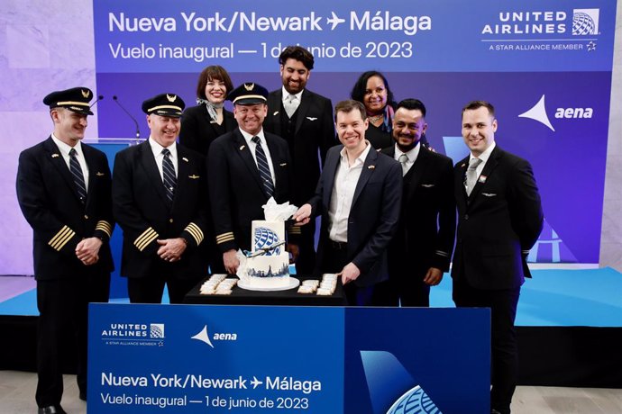 Tripulación del primer vuelo del nuevo servicio estacional sin escalas entre Málaga y Nueva York de la compañía United Airlines que este jueves, 1 de junio, ha llegado al aeropuerto de la Costa del Sol.
