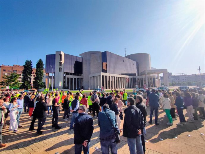 Los trabajadores de la Delegación Territorial de la Junta culminan la evacuación del edificio tras el simulacro de emergencia.