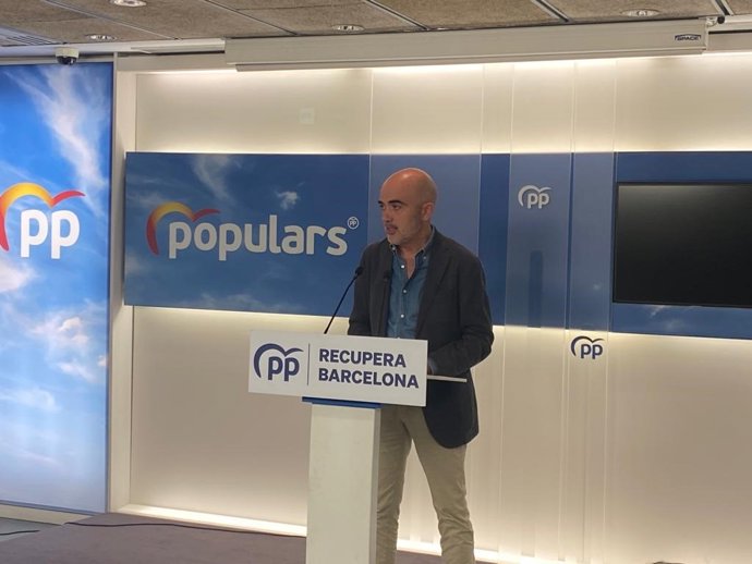 El candidato del PP a la alcaldía de Barcelona, Daniel Sirera, en rueda de prensa este jueves.