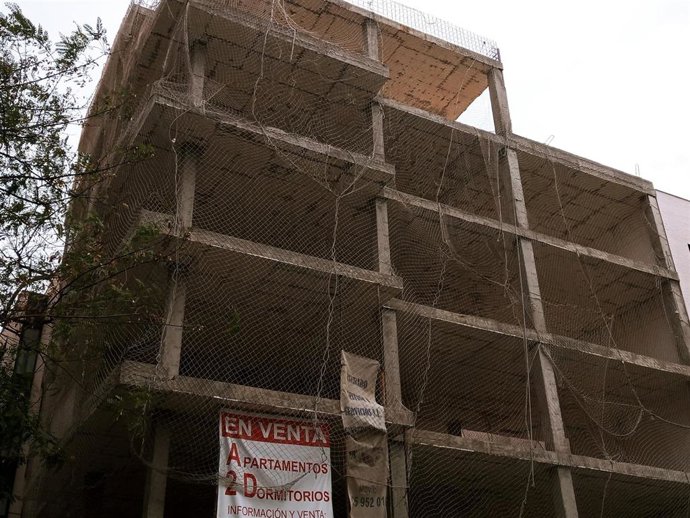 Archivo - Imagen de un edificio en construcción.