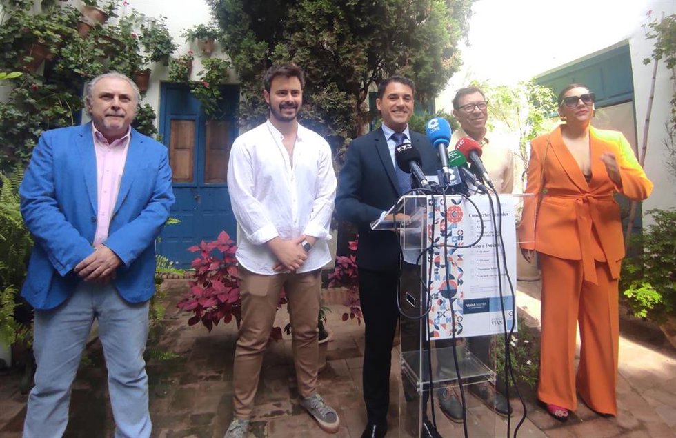 Leopoldo Izquierdo (centro), en la presentación de la programación musical y teatral de la Fundación Cajasur en Viana para el verano de 2023.