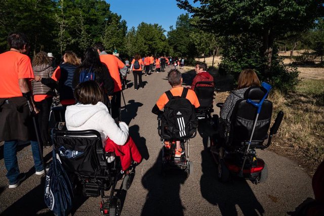 Varias personas con esclerosis participan en una carrera.