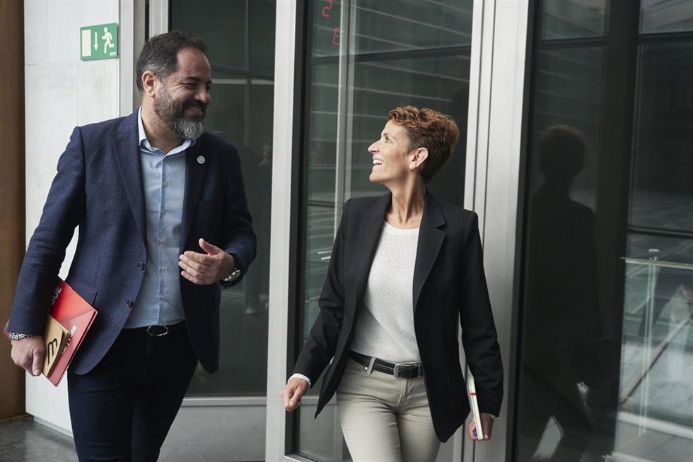 La candidata del Partido Socialista de Navarra a la Presidencia del Gobierno de Navarra, María Chivite, y el portavoz de PSN PSOE, Ramón Alzorriz, llegan al Parlamento foral para reunirse con la candidata de Geroa Bai a la Presidencia de Navarra, a 1 de