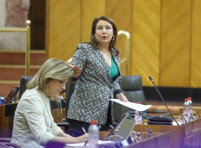 La consejera de Agricultura, Pesca, Agua y Desarrollo Rural, Carmen Crespo, en el Pleno del Parlamento andaluz.