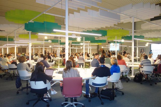 Participantes del primer encuentro entre empresas y docentes de informática organizado por el Centro de Profesorado de Málaga y CaixaBank Dualiza en Málaga TechPark