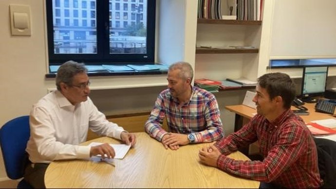 El portavoz del Grupo Municipal de VOX en el Ayuntamiento de Zaragoza, Julio Calvo, se reúne con el Sindicato Profesional de Policía Local y Bomberos, CSL.