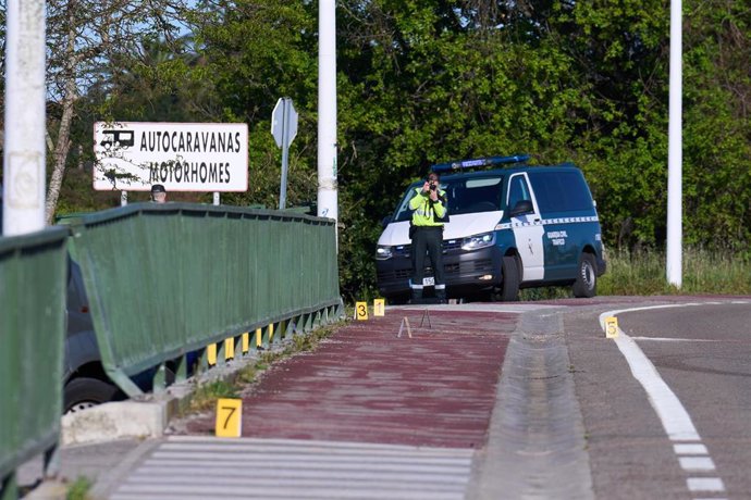 Archivo - Un agente de la Guardia Civil investiga en el lugar de los hechos donde ocurrió el triple atropello mortal
