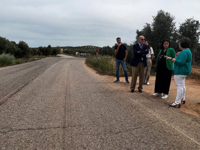 El presidente de la Diputación y la alcaldesa de Los Corrales visitan la vía pecuaria Cordel de Gilena para comprobar su mal estado de conservación.