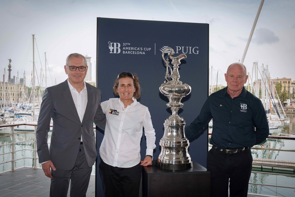 Marc Puig, Mónica Azón y Grant Dalton en la presentación de Puig como patrocinador global de la 37 Copa América de Barcelona