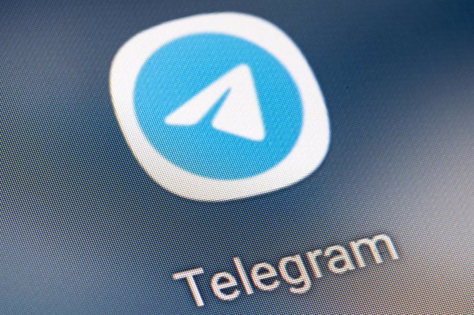 Archivo - FILED - 21 January 2022, Berlin: The icon of the instant messaging app Telegram is pictured on the screen of a smartphone. Brazil's highest court has ordered the nationwide blocking of messenger app Telegram because of its refusal to comply wi