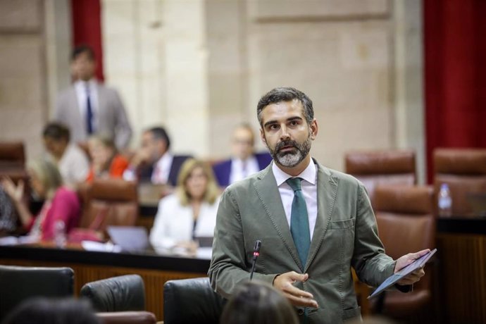 El consejero de Sostenibilidad, Medio Ambiente y Economía Azul, Ramón Fernández-Pacheco, en el Pleno del Parlamento