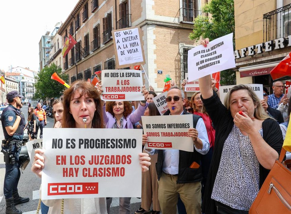 Funcionarios de Justicia sujetan pancartas durante una concentración frente al Ministerio de Justicia.