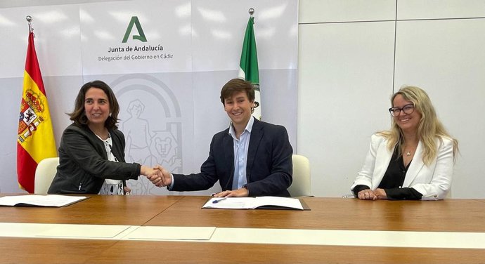 Carmen Sánchez en la firma del contrato para la actuación en Olvera.