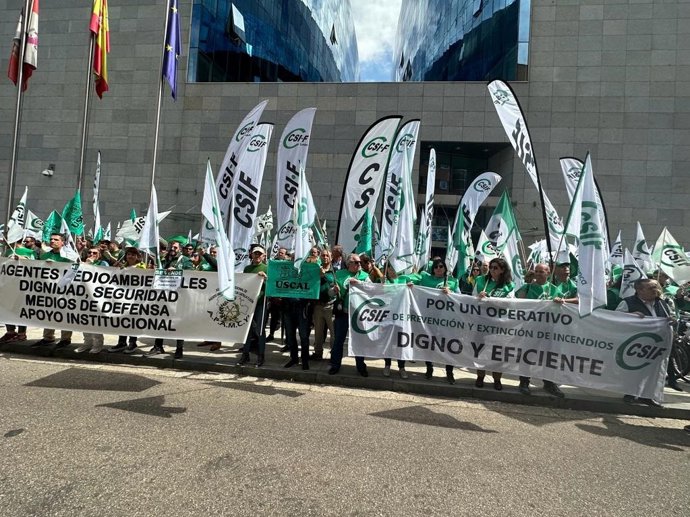 Concentración de los trabajadores del operativo de incendios ante la Consejería de Medio Ambiente.