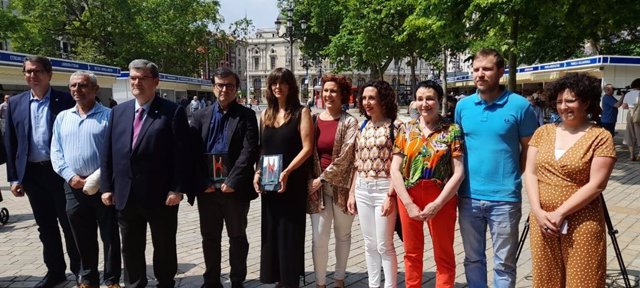 El alcalde de Bilbao, Juan Mari Aburto, con los escritores Javier Cercas y Eider Rodríguez, en la entrega del premio Atea-Laboral Kutxa en el marco de la 53 edición de la Feria del Libro de Bilbao.