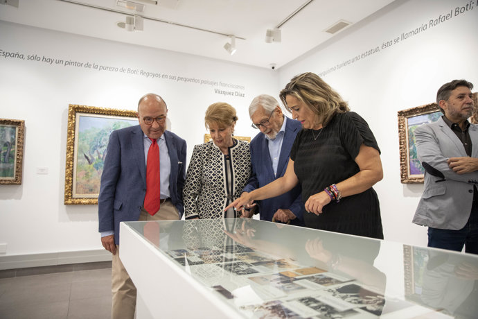 Salud Navajas visita la nueva exposición en el Centro Rafael Botí