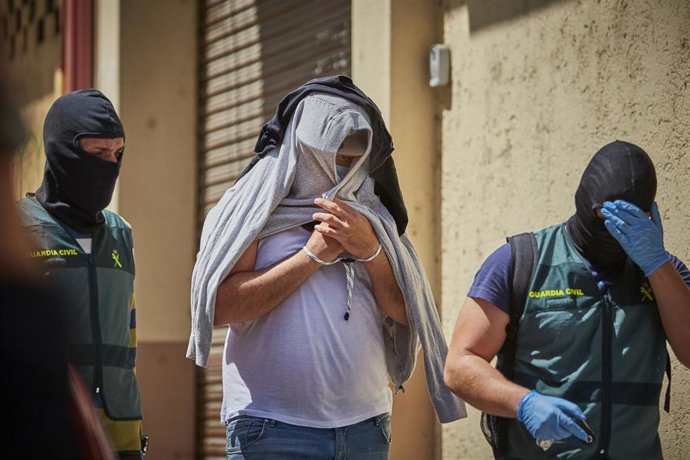 Uno de los detenidos por robos con violencia, en la Calle Zurbarán, a 31 de mayo de 2023, en Ourense, Galicia (España). Desde primera hora de hoy, numerosos efectivos de la Guardia Civil de Ourense y Pontevedra están llevando a cabo registros en diferen