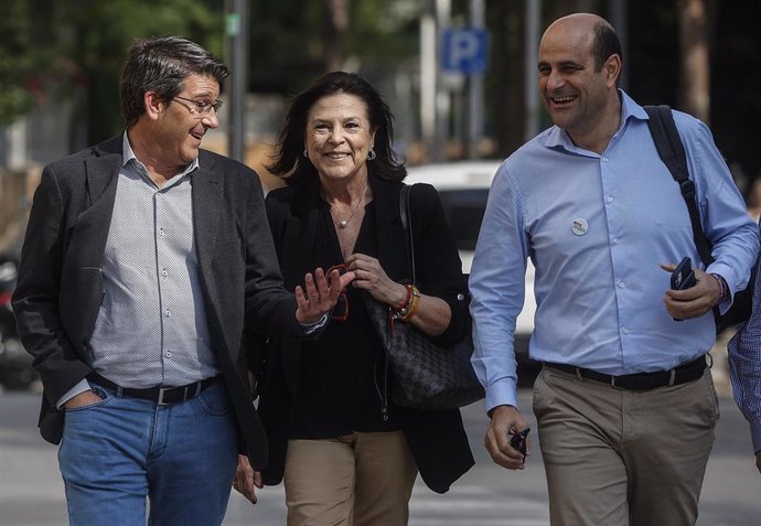 El expresidente socialista de la Diputación de Valencia Jorge Rodríguez, llega acompañado de su asesor Ricard Gallego, a la Audiencia de Valencia para recoger su sentencia absolutoria