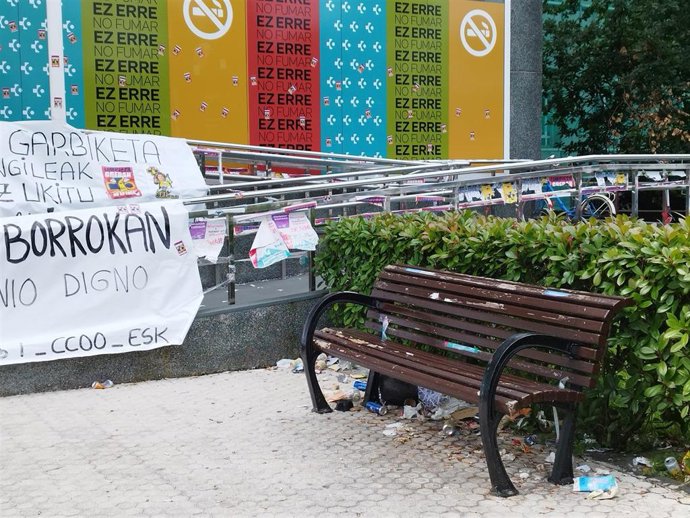 Basura acumulada en los aledaños del Hospital Donostia
