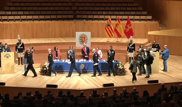 La Policía Local celebra el día de su patrona, la Virgen del Portillo, con un acto presidido por el alcalde en funciones de Zaragoza, Jorge Azcón.