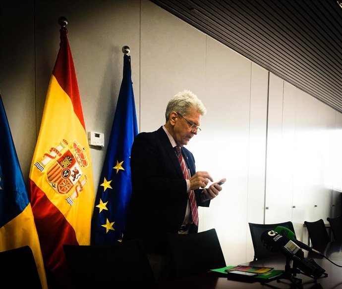 Archivo - El consejero de Administraciones Públicas, Justicia y Seguridad del Gobierno de Canarias, Julio Pérez, antes de inciar la rueda de prensa