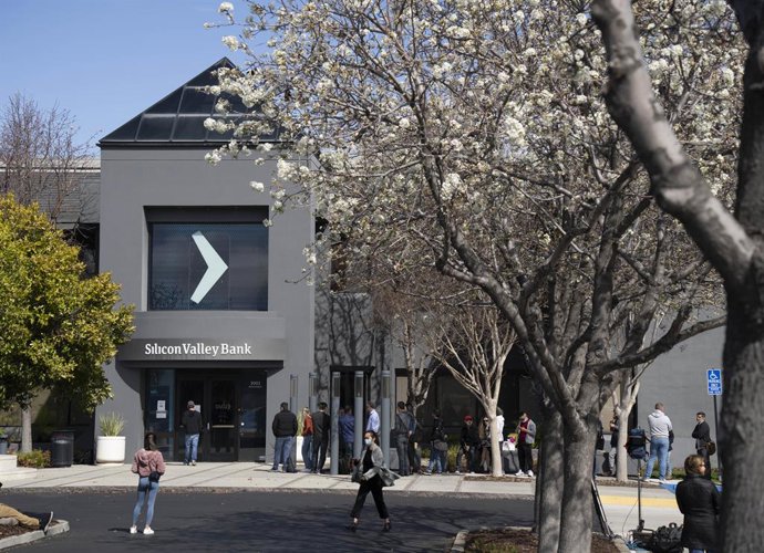 Archivo - Colas frente a la sede del Silicon Valley Bank (SVB) a mediados de marzo.