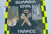 Detenido un conductor con cocaína, hachís y marihuana al ser interceptado por usar el móvil