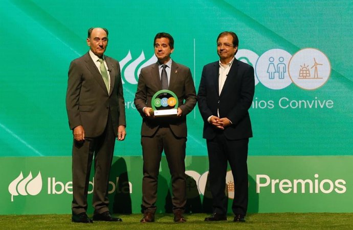 El consejero de Desarrollo Económico y Empresarial, Mikel Irujo, junto a Ignacio Galán, presidente de Iberdrola, y Guillermo Fernández Vera, presidente de la Junta de Extremadura