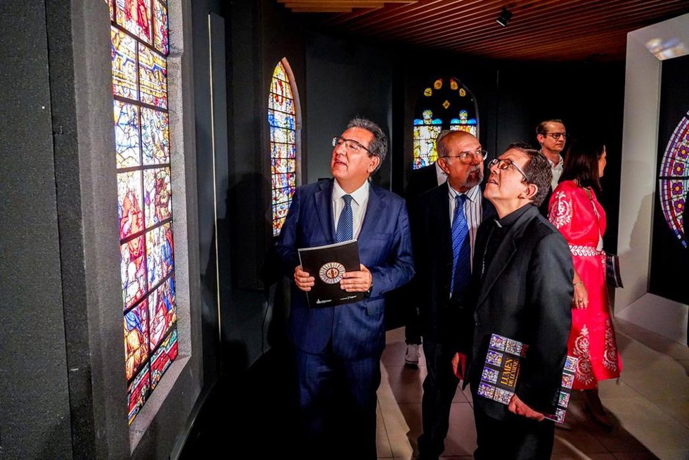 El presidente de la Fundación Cajasol, Antonio Pulido (i), en la exposición "Lumen de Lúmine. Conservación preventiva de las vidrieras en la Catedral de Sevilla". A 01 de junio del 2023 en Sevilla. (Andalucía, España). Del 1 al 24 de junio y tras la fi