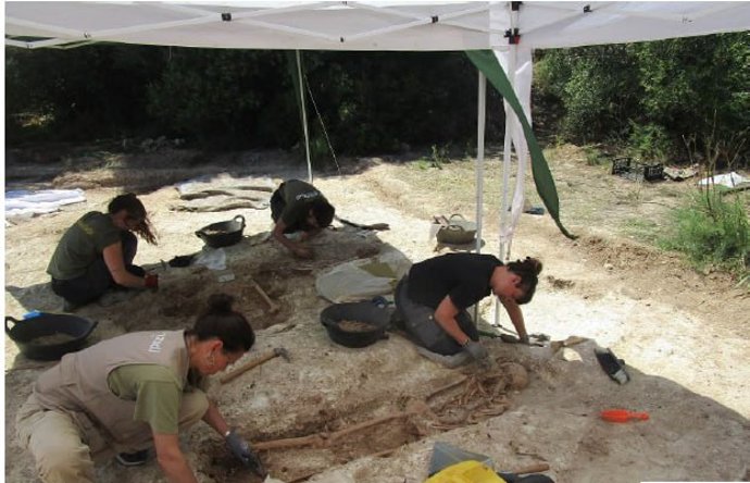 Excavaciones de las fosas en la playa de Sa Coma en las que se han exhumado los restos de nueve personas.