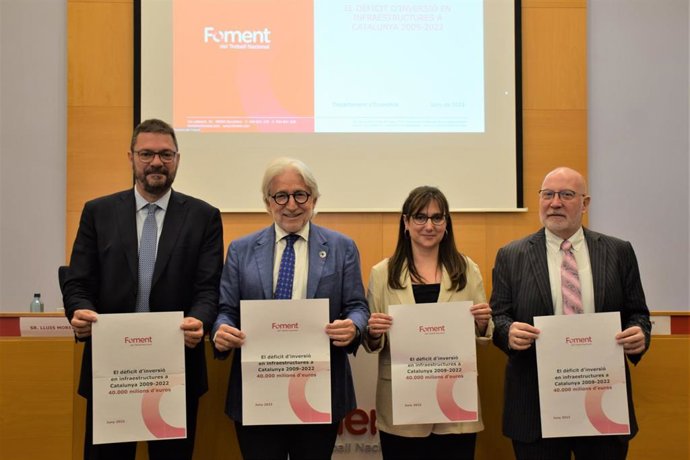 (I-D) El Presidente De La Cámara De Contratistas, Lluís Moreno; El Presidente De Foment Del Trebal, Josep Sánchez Llibre; La Presidenta De La Comisión De Infraestructuras, Anna Cornadó, Y El Secretario General Adjunto, Salvador Guillermo.