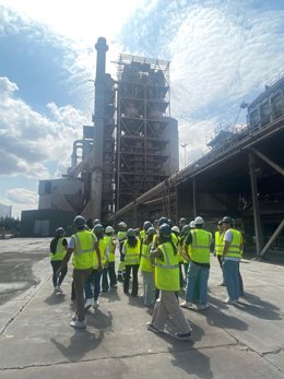 Alumnos de la US en la fábrica Cementos Portland de Alcalá de Guadaíra