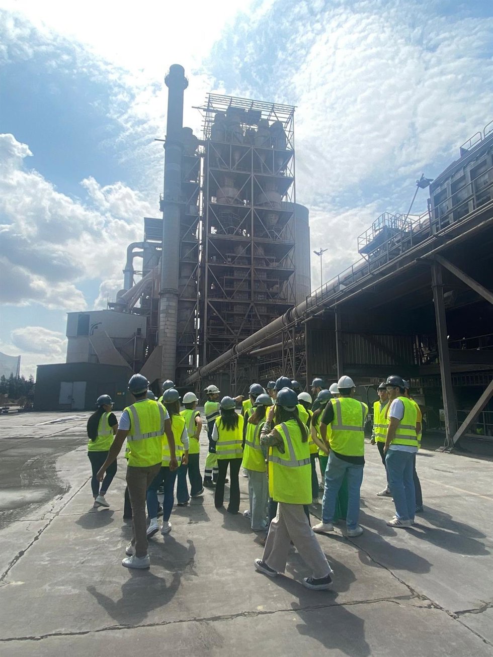 Alumnos de la US en la fábrica Cementos Portland de Alcalá de Guadaíra