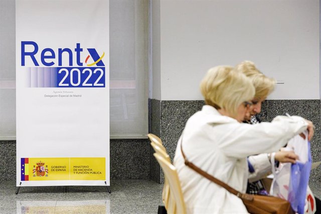 Varias personas son atendidas en la Agencia Tributaria para presentar la declaración de la renta correspondiente al ejercicio de 2022, en la Administración de Hacienda de Montalbán, a 1 de junio de 2023, en Madrid (España). Desde hoy la Agencia Tributaria