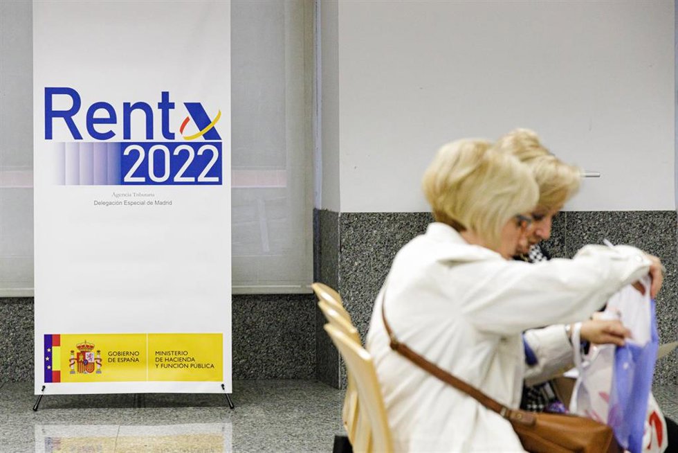 Varias personas son atendidas en la Agencia Tributaria para presentar la declaración de la renta correspondiente al ejercicio de 2022, en la Administración de Hacienda de Montalbán, a 1 de junio de 2023, en Madrid (España). Desde hoy la Agencia Tributar